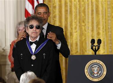 President Obama places the Presidential Medal of Freedom on Bob Dylan (Charles Dharapak / AP)