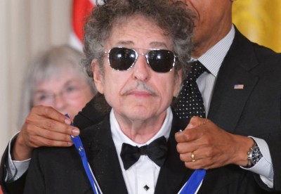 Bob Dylan stands quietly in dark sun glasses, seemingly unmoved by receiving Presidential Medal of Freedom ((MANDEL NGAN/AFP/Getty Images)