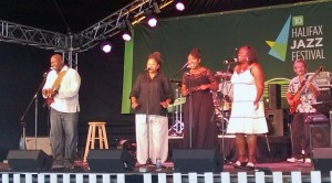 Harvey Miller and the backup singers – chills up the spine on Bob Marley’s “One Love” (Photo S. Pate Lumia 920)